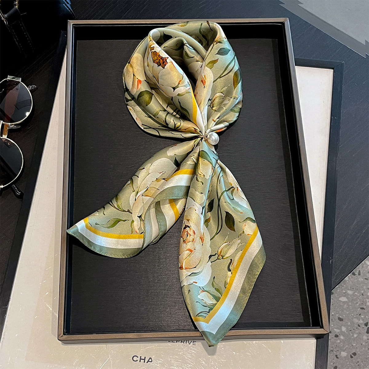 Designer Floral Square 65cm Ne - Bandana Cotton のレビューと価格