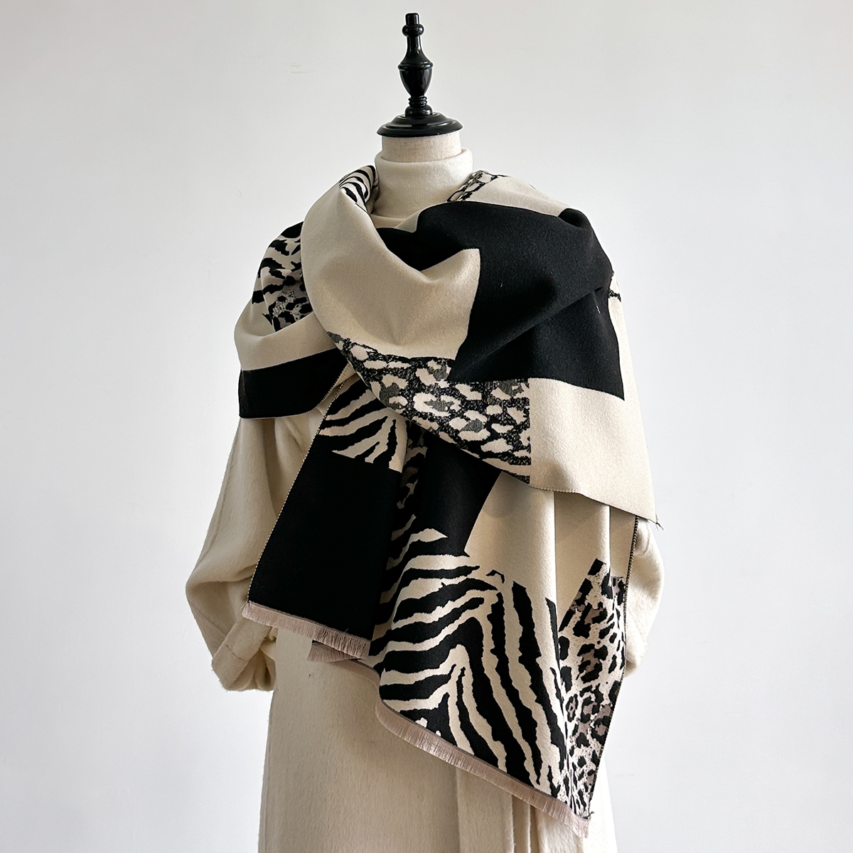 New Brand Elegance Two-Sided L - Woven Scarf Blanket のレビューと価格