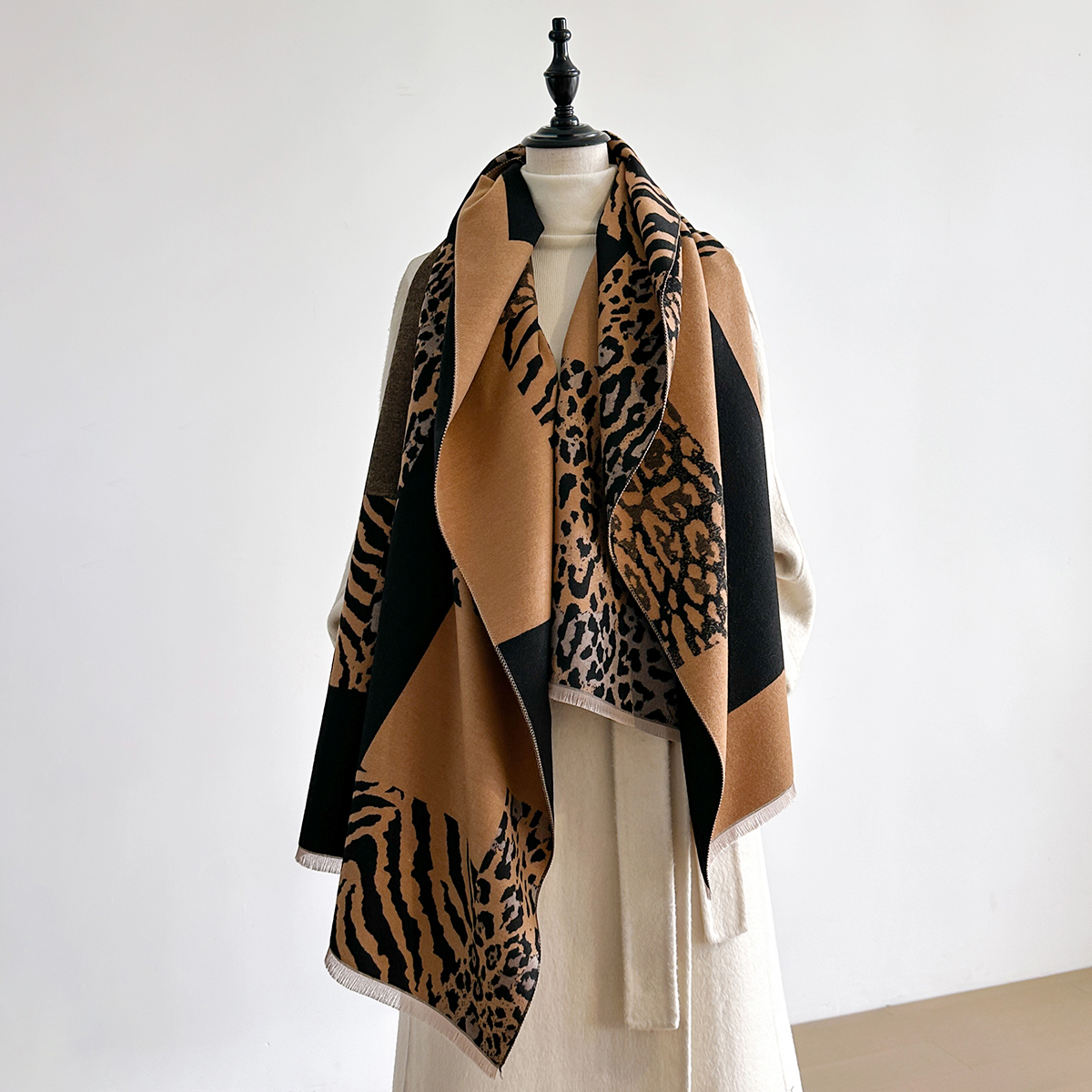 New Brand Elegance Two-Sided L - Woven Scarf Blanket のレビューと価格