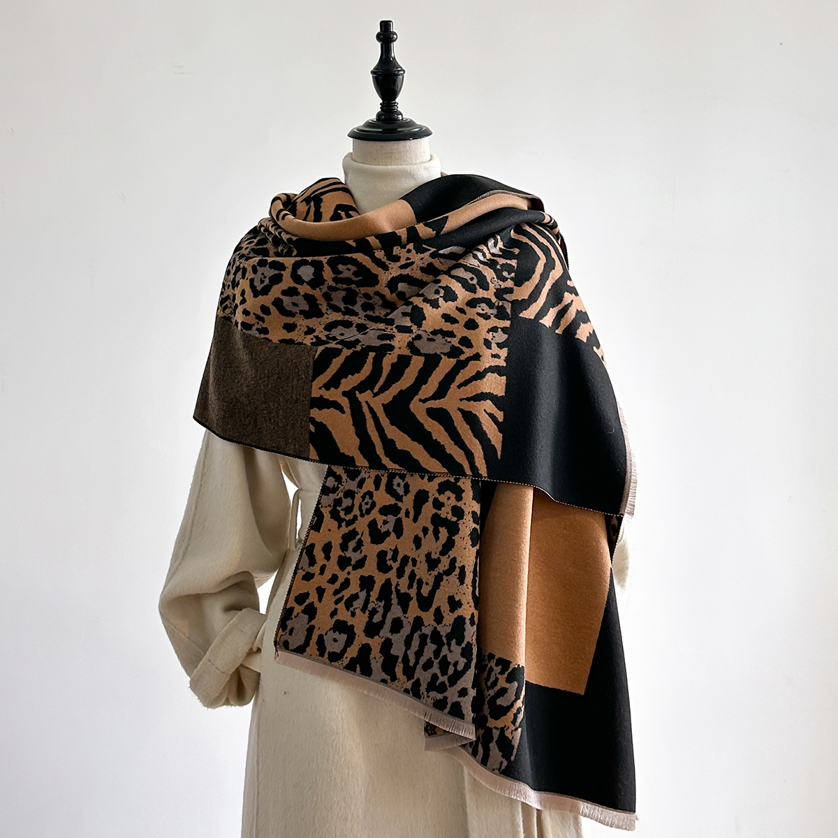 New Brand Elegance Two-Sided L - Woven Scarf Blanket のレビューと価格