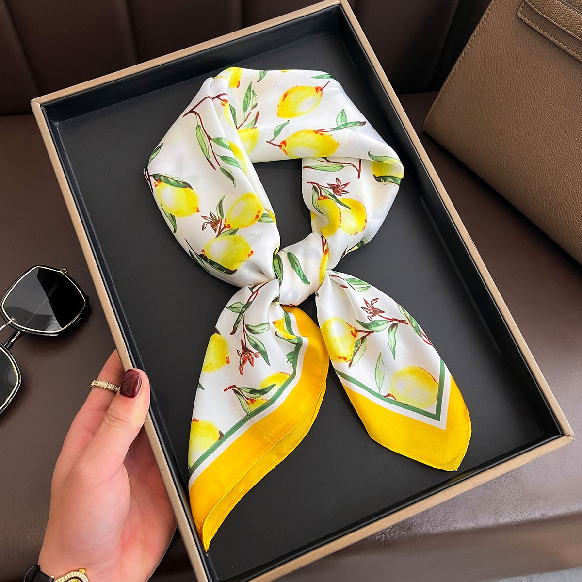2025 New Yellow Lemon Print Sq - Ascot Neck Scarf のレビューと価格