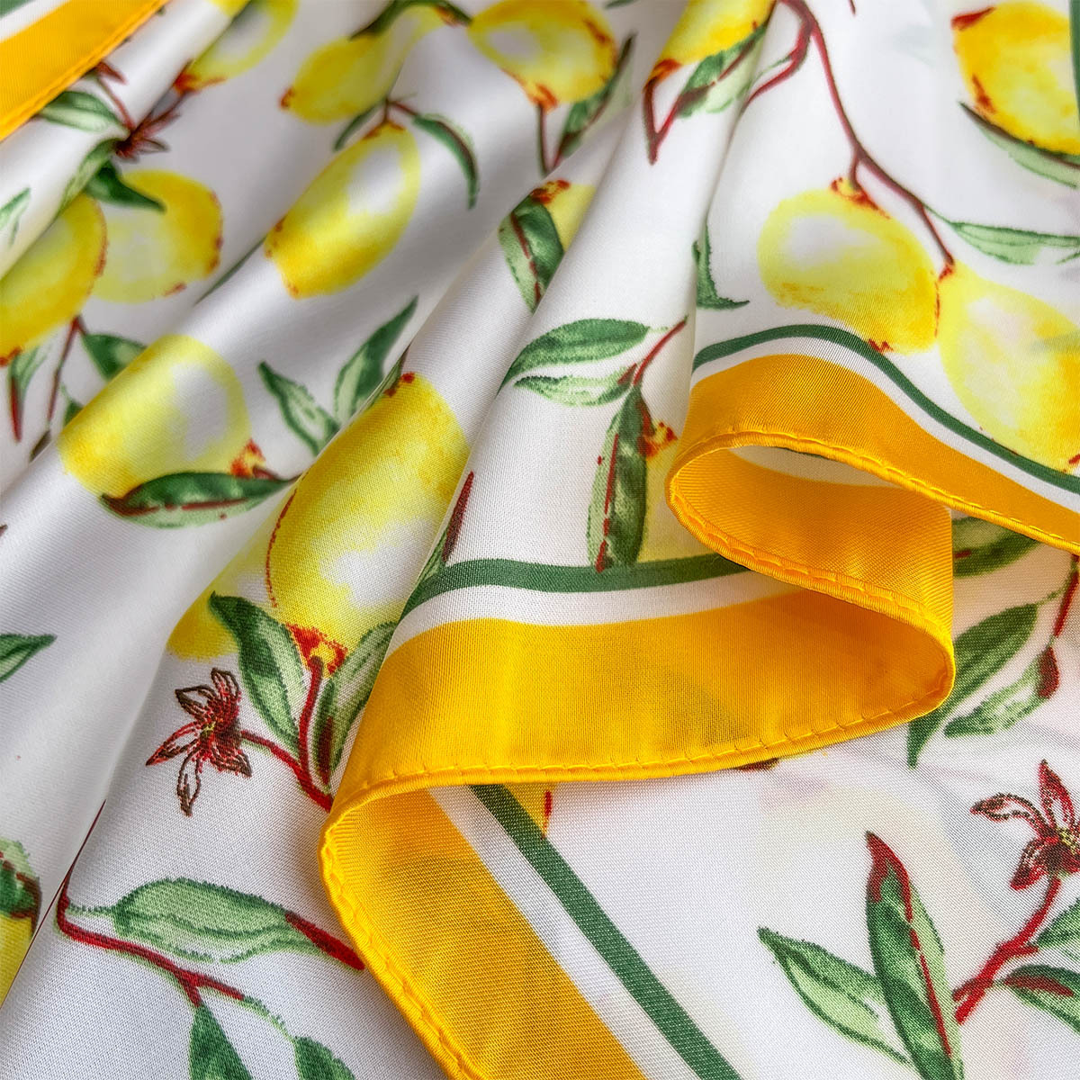 2025 New Yellow Lemon Print Sq - Ascot Neck Scarf のレビューと価格