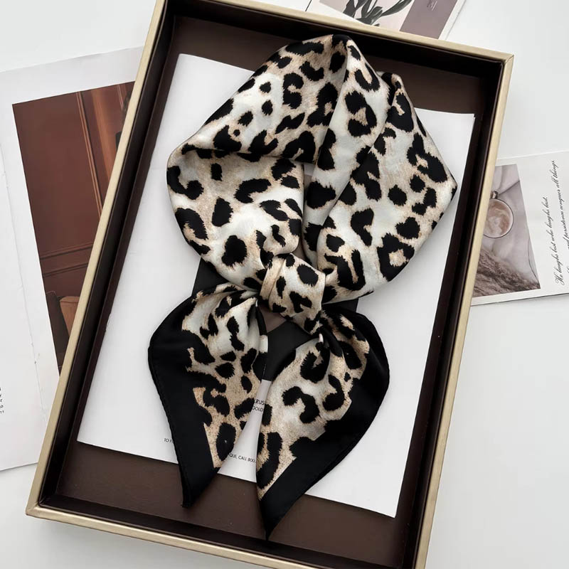 Luxury Leopard Print Female Sa - Ascot Neck Scarf のレビューと価格