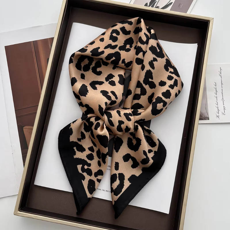Luxury Leopard Print Female Sa - Ascot Neck Scarf のレビューと価格